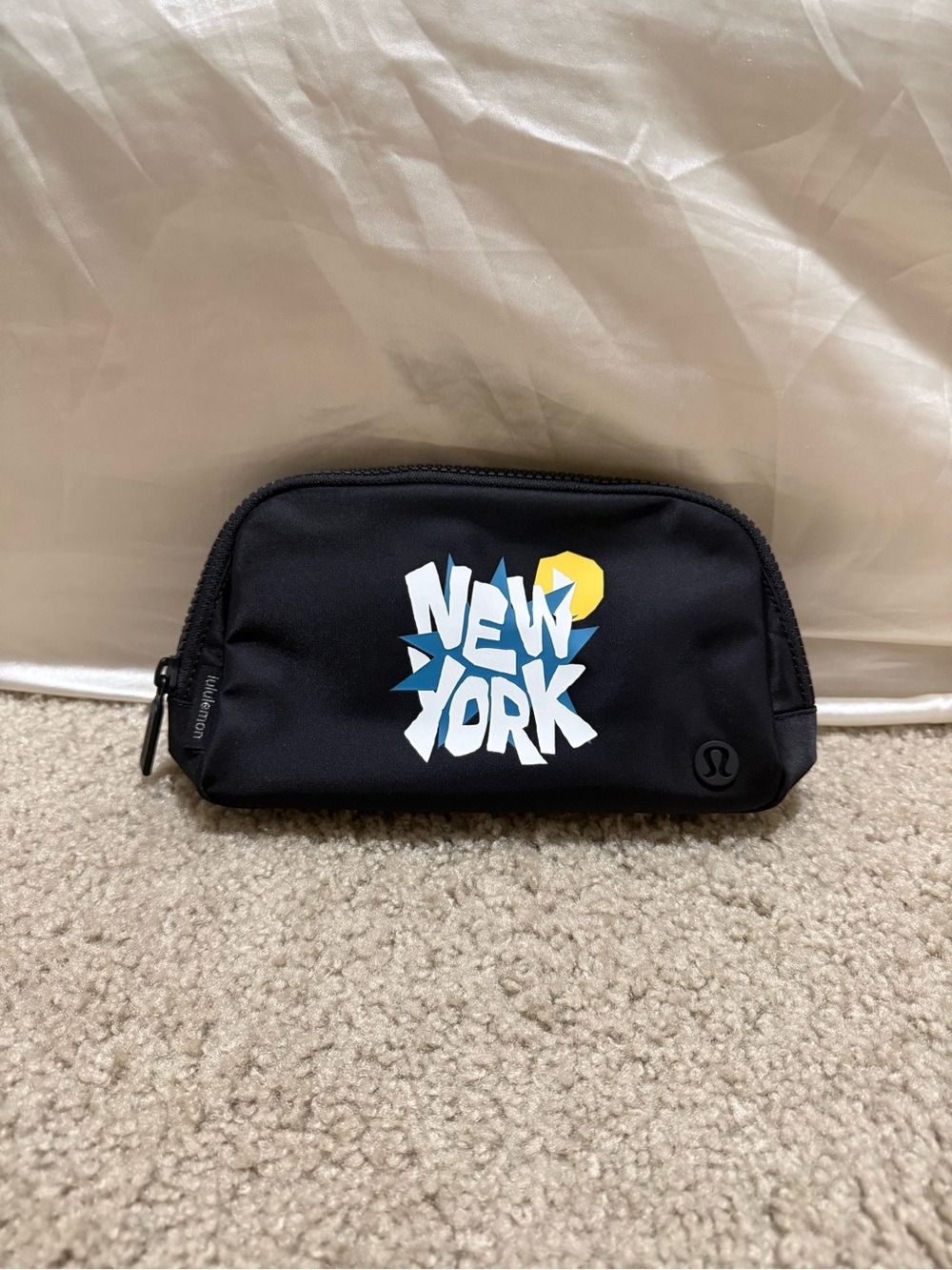 DISCONTINUED 🤍NWT Lululemon 💛Belt bag Black💙 'New York' Graphic💛